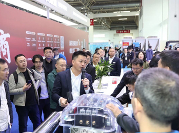 30载中国供热展盛大启幕，雷茨400㎡豪华展位重点展示磁悬浮压缩机